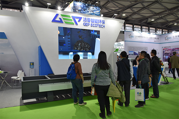 工作人員帶領(lǐng)客戶參觀展廳