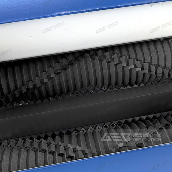 雙單軸撕碎機(jī)特寫圖片