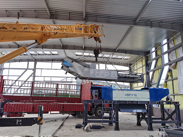 鄭州市管城區(qū)生活垃圾分揀中心設(shè)備安裝現(xiàn)場(chǎng)