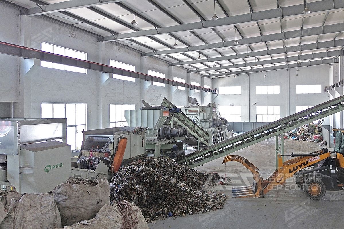 城市”建設(shè)試點(diǎn)。  2021年12月，生態(tài)環(huán)境部、國家發(fā)展和改革委員會、工業(yè)和信息化部等十七部委聯(lián)合發(fā)布《“十四五”時期“無廢城市”建設(shè)工作方案》，提出推進(jìn)100個左右地級及以上城市開展無廢城市建設(shè)，鼓勵有條件的省份全域推進(jìn)無廢城市建設(shè)。開展“無廢城市”建設(shè)試點(diǎn)是深入落實(shí)黨中央、國務(wù)院決策部署的具體行動，是從城市整體層面深化固體廢物綜合管理改革和推動“無廢城市”建設(shè)的有力抓手，是提升生態(tài)文明、建設(shè)美麗中國的重要舉措。  無廢城市是一種根據(jù)創(chuàng)新、協(xié)調(diào)、綠色、開放、共享的新發(fā)展理念，通過推動形成綠色發(fā)展方式和生活方式，持續(xù)推進(jìn)固體廢物源頭減量和資源化利用，最大限度減少填埋量，將固體廢物環(huán)境影響降至最低的城市發(fā)展模式。“無廢城市”并不是指沒有固體廢物產(chǎn)生，也不是意味著固體廢物能完全資源化利用，而是旨在最終實(shí)現(xiàn)整個城市固體廢物產(chǎn)生量最小、資源化利用充分、處置安全的目標(biāo)，這需要我們長期的探索與實(shí)踐。  在響應(yīng)國家“無廢城市”號召的基礎(chǔ)上，潔普環(huán)保針對性的設(shè)計研發(fā)了不同類型的后端處置的模式，從而提高資源利用效率，減少資源浪費(fèi)。  生活垃圾制備RDF/SRF生產(chǎn)線 通過破碎-分選-人工分揀-成型的工藝，能夠?qū)⑸罾械目扇嘉锱c不可燃物進(jìn)行篩分，將可燃物制備成高熱值的RDF/SRF，具體處置工藝為：生活垃圾先進(jìn)入到破袋機(jī)中，通過破袋機(jī)將生活垃圾中進(jìn)行初步的撕扯、破碎，破碎后的物料進(jìn)入到滾筒篩中，通過滾筒篩對物料進(jìn)行篩分，將物料中的廚余垃圾、渣土石塊等進(jìn)行分離，剩余物料進(jìn)入到人工分揀平臺中，通過人工分揀的形式將其中的可回收物進(jìn)行統(tǒng)一回收，其余物料進(jìn)入到風(fēng)選機(jī)中，通過風(fēng)選設(shè)備將物料中的重物質(zhì)（瓷片、燈管、玻璃等）進(jìn)行分離，剩余輕物質(zhì)可燃物進(jìn)入到細(xì)破碎機(jī)中，通過細(xì)破碎機(jī)將物料進(jìn)行二次破碎，從而獲得純凈的SRF替代燃料。  生活垃圾制備RDF/SRF生產(chǎn)線  一般工業(yè)固廢制備RDF/SRF生產(chǎn)線