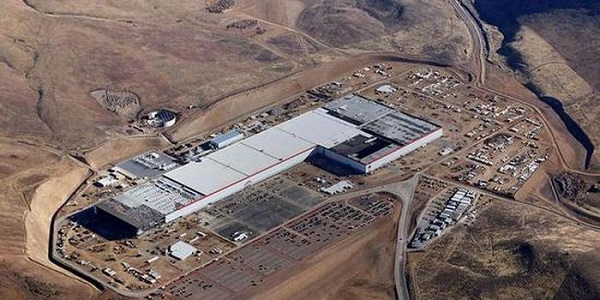 隨著工業(yè)固體廢物的增加，國家會增加固廢處理市場投資，同時，該行業(yè)的企業(yè)規(guī)模會逐漸變大，兼并收購增加。據(jù)國家環(huán)保局統(tǒng)計，全國累計堆積的工業(yè)固體廢物已達到66億噸，占地約5.5萬傾。有些大型企業(yè)雖然建起了填埋場，但由于沒有采取嚴格的防滲措施和缺乏科學的管理，仍存在污染地下水的情況。此外，每年還有超過2000萬噸的工業(yè)固體廢物排入環(huán)境，其中約有1/3直接排入天然水體，成為地表水和地下水的重要污染源之一。據(jù)不完全統(tǒng)計，全國每年由固體廢物造成的環(huán)境污染事故約100起左右，由此造成的環(huán)境糾紛也時有發(fā)生。 工業(yè)固體廢物按危害狀況可分為一般工業(yè)固體廢物和危險廢物。危險廢物指易燃、易爆, 具腐蝕性、傳染性、放射性有毒有害廢物, 除固態(tài)廢物外, 半固態(tài)、液態(tài)危險廢物在環(huán)境管理中通常也劃入危險廢物一類進行管理。工業(yè)廢物消極堆存不僅占用大量土地，造成人力物力的浪費，而且許多工業(yè)廢渣含有易溶于水的物質(zhì)，通過淋溶污染土壤和水體。粉狀的工業(yè)廢物，隨風飛揚，污染大氣，有的還散發(fā)臭氣和毒氣。有的廢物甚至淤塞河道，污染水系，影響生物生長，危害人身健康?？偟膩碚f, 工業(yè)固體廢物會造成土壤、水體和空氣的污染, 而其中的危險廢棄物可以對大類造成極人的危害, 因此, 必須采取措施, 進行合理的管理與處理。 我國在近年來對固體廢物的管理越來越重視，對固體廢物的再生利用得到了較大的發(fā)展。在20世紀90年代之前，工業(yè)固體廢物的綜合利用率不足30%，進入20世紀90年代后，工業(yè)固體廢物的綜合利用率在逐年提高，到20世紀末期，我國工業(yè)固體廢物的綜合利用率已經(jīng)超過了50%，同時，歷年堆存的工業(yè)固體廢物量開始呈現(xiàn)逐年降低的趨勢，雖然歷年堆積量的降低率還不足1%，但已遏制住工業(yè)固體廢物堆積量逐年增加的趨勢。 工業(yè)固廢處理領(lǐng)域也有較大發(fā)展空間。若能達成《大宗工業(yè)固體廢棄物綜合利用發(fā)展”十二五”規(guī)劃》，則到2015年全國工業(yè)固廢市場產(chǎn)值將達到5000億元，預計2017年我國工業(yè)固廢處理市場年產(chǎn)值將突破6000億元。研究發(fā)現(xiàn)新的工業(yè)固廢處理技術(shù)，解決目前工業(yè)生、生產(chǎn)所面臨的環(huán)境問題，是保護環(huán)境迫切需要解決的問題。當下固廢管理日漸趨嚴，為進一步提高工業(yè)固體廢物的處置效率，潔普環(huán)保致力于研發(fā)高精尖的垃圾破碎機技術(shù)，專業(yè)制造工業(yè)固廢破碎設(shè)備。設(shè)備質(zhì)量堅固、設(shè)計完美、性能優(yōu)越。在作業(yè)過程中，該設(shè)備高效、環(huán)保又經(jīng)濟，深受世界范圍客戶信賴。 潔普環(huán)保智能工業(yè)固廢破碎設(shè)備特點： 1整體式刀箱堅固耐磨，延長設(shè)備使用壽命，節(jié)約了維護成本； 2. 定刀可獨立拆卸，極大減少了工人工作量，提高了生產(chǎn)連續(xù)性； 3. 進口軸承耐負荷高、壽命長，防塵防水防污，保障了機器連續(xù)穩(wěn)定運行； 4.動刀采用歐洲進口材料制造，經(jīng)過熱處理，使用壽命長； 5. 采用西門子PLC觸摸屏控制柜，配置精致電氣元器件，穩(wěn)定性好，易操作； 6. GEP智能化專利技術(shù)，實現(xiàn)自動潤滑、智能監(jiān)測、異常報警，遇不可破碎物自動反轉(zhuǎn)等功能。 數(shù)量龐大、種類繁多、成分復雜、處理較困難等特點，我國工業(yè)固廢綜合利用產(chǎn)業(yè)與發(fā)達國家相比，工業(yè)固廢綜合利用行業(yè)整體效益差，普遍存在重發(fā)展輕質(zhì)量、要政策不講效益問題，在很大程度上制約了工業(yè)固廢綜合利用產(chǎn)業(yè)的持續(xù)健康發(fā)展。今年5月份，又有一波新政助力。工業(yè)和信息化部發(fā)布了《工業(yè)固體廢物資源綜合利用評價管理暫行辦法》和《國家工業(yè)固體廢物資源綜合利用產(chǎn)品目錄》，旨在建立科學規(guī)范的工業(yè)固體廢物資源綜合利用評價制度，通過關(guān)鍵共性技術(shù)的研發(fā)、應(yīng)用和推廣，推動工業(yè)固體廢物資源綜合利用，實現(xiàn)產(chǎn)業(yè)規(guī)?；?、高值化、集約化發(fā)展。除去政策上的不斷完善，在執(zhí)行層面，我國工業(yè)固廢資源化道路也在大步向前。今年以來，黨中央國務(wù)院高度重視固體廢物管理工作，啟動了固體廢物污染環(huán)境法的修訂和執(zhí)法檢查相關(guān)工作，并在長江經(jīng)濟帶等重點地區(qū)開展固體廢物大排查，嚴格固體廢物全過程的管理。另外，各類污染防治攻堅戰(zhàn)的打響，為我國工業(yè)固廢的資源化利用，尤其是高質(zhì)量發(fā)展提供了難得的機遇。