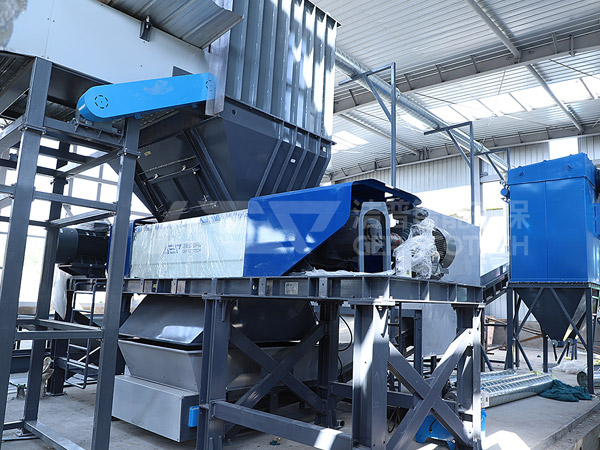 鄭州市管城區(qū)生活垃圾分揀中心設(shè)備安裝現(xiàn)場(chǎng)